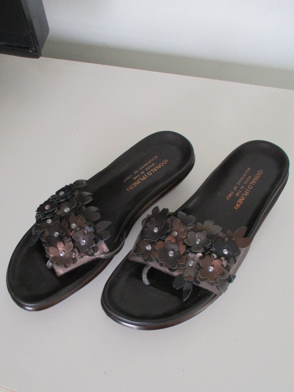 Donald J Pliner Womens Brown Bronze Gold Italian Leather Flat Sandal - Size 8M